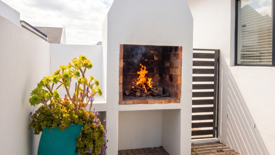 To Let 3 Bedroom Property for Rent in Golden Mile Western Cape